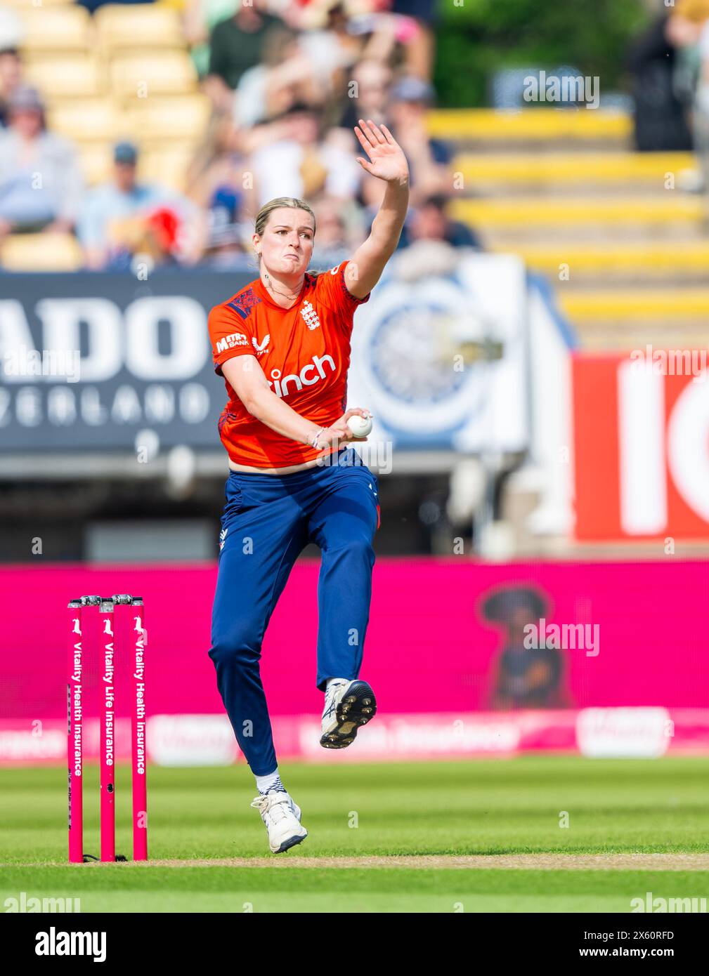 Lauren Bell Bowling für England während der Vitality T20 International Series zwischen England und Pakistan Stockfoto