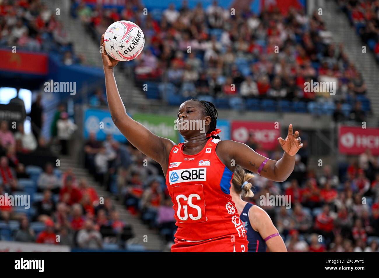 12. Mai 2024; Ken Rosewall Arena, Sydney, NSW, Australien: Suncorp Super Netball, New South Wales Swifts gegen Melbourne Vixens; Samantha Wallace-Joseph von den NSW Swifts holt den Pass Stockfoto