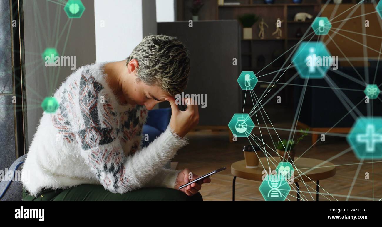 Bild von verbundenen Ikonen Globen über gestresster kaukasierin mit Smartphone Stockfoto