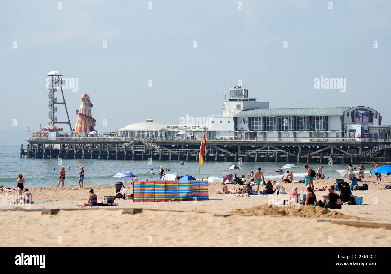 Menschen genießen das sonnige Wetter am Bournemouth Beach in Dorset. Bilddatum: Sonntag, 12. Mai 2024. Stockfoto