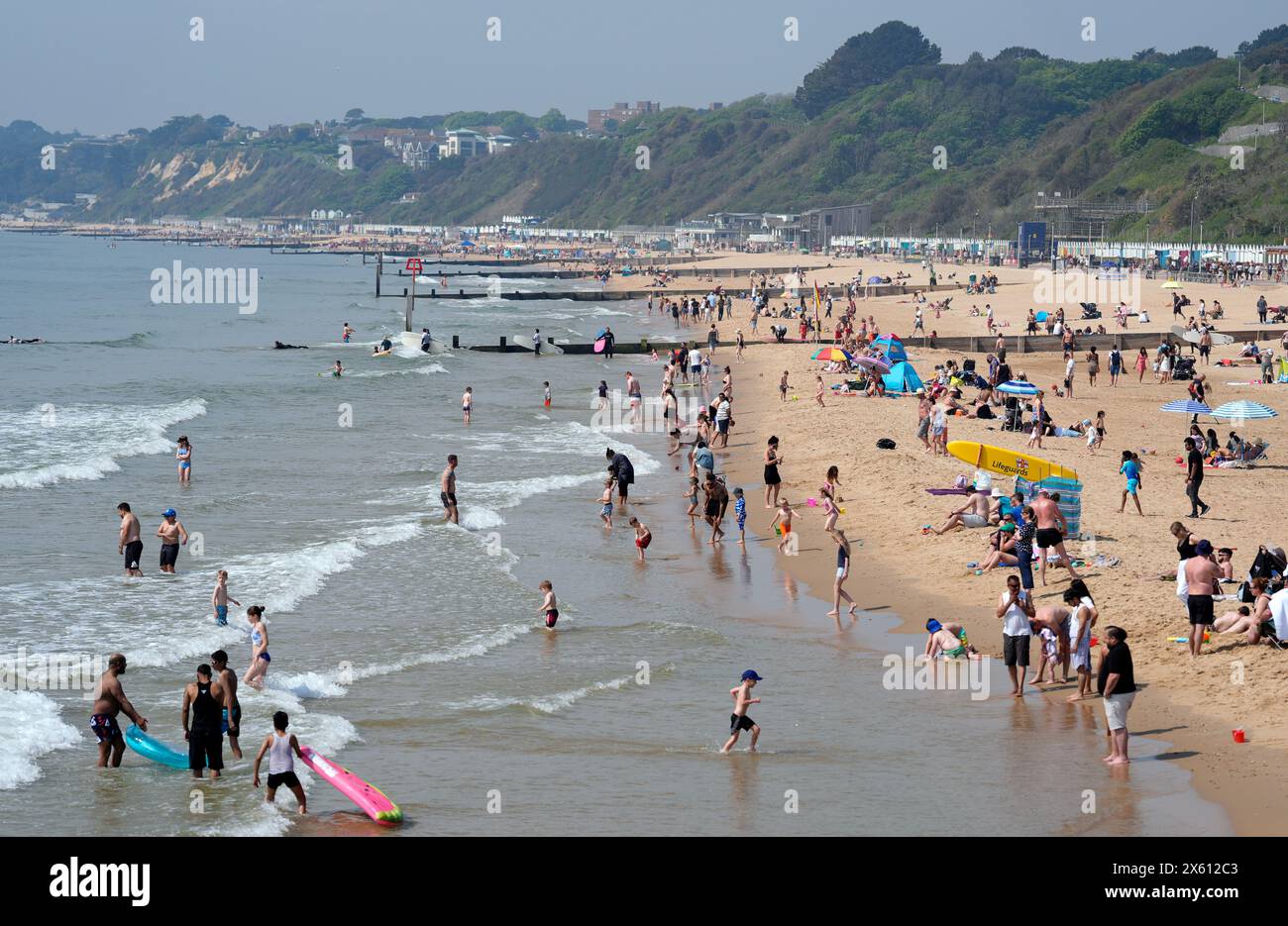 Menschen genießen das sonnige Wetter am Bournemouth Beach in Dorset. Bilddatum: Sonntag, 12. Mai 2024. Stockfoto