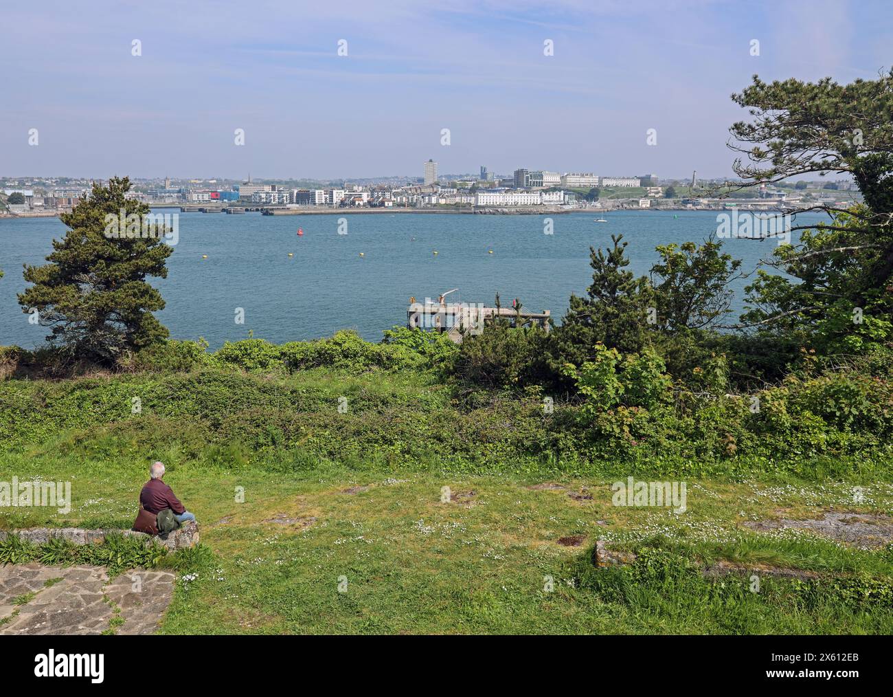 Plymouth Waterfront von einem hohen Aussichtspunkt auf Drake’s Island mit dem Pier und der Figur im Vordergrund. 2019 vom Geschäftsmann Morga gekauft Stockfoto