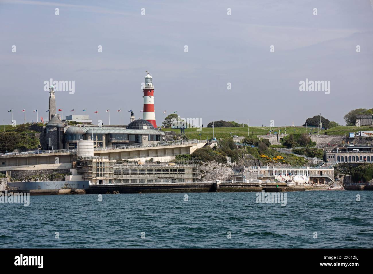 Das Art-Deco-Gebäude im Tinside Lido auf Plymouth Hoe ist im Frühsommer mit Gerüsten überdacht, die wichtige Renovierungsarbeiten und Verbesserungen ermöglichen. Stockfoto