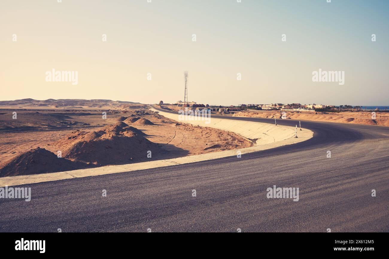 Wüstenasphaltstraße, Reisekonzept, Farbton angewendet, Ägypten. Stockfoto