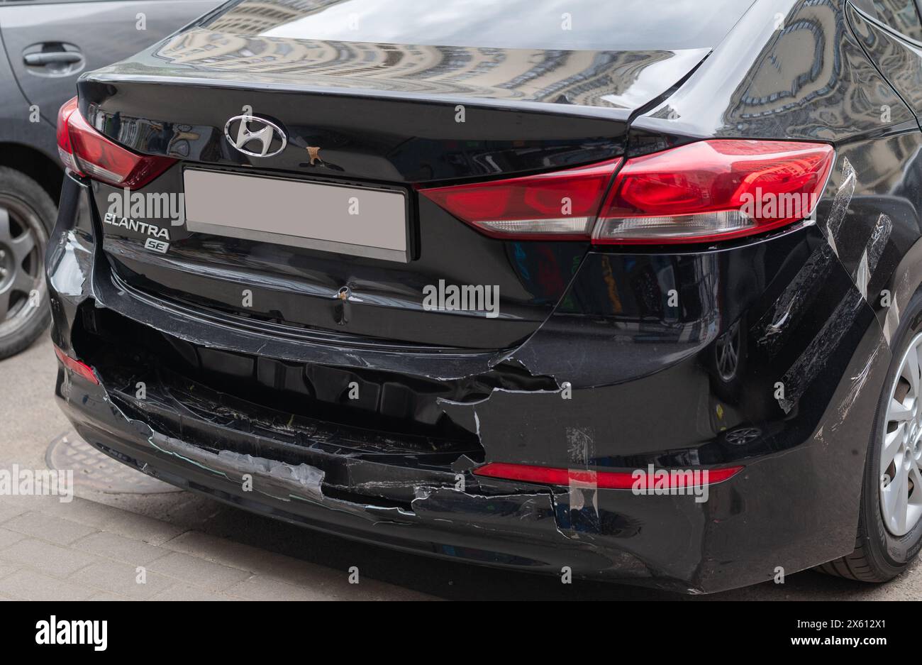 Kiew, Ukraine - 12.05.2024. Schwarze Hyundai Elantra nach einem Unfall. Rückansicht des hinteren Stoßfängers eingeklemmt Stockfoto