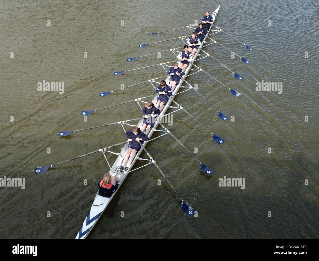 Kinder von der Shrewsbury School rudern auf dem Fluss Severn Stockfoto