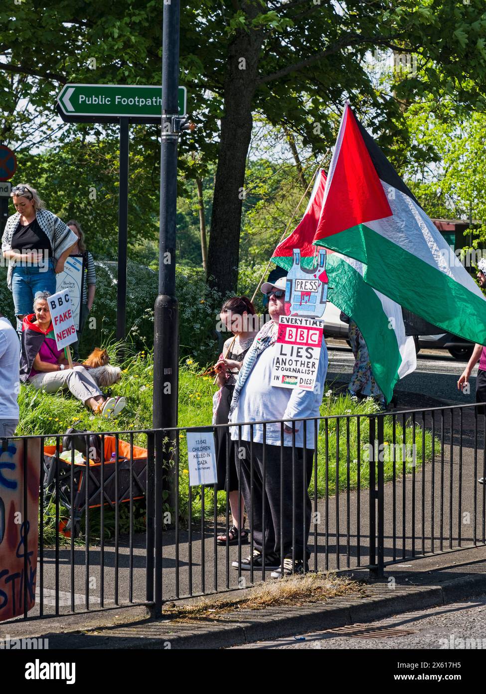 Newcastle-upon-Tyne, 11. Mai 2024, Proteste auf der Barrack Road gegen den Israel-Palästina-Konflikt und ihre perzidierte Vorurteile gegenüber der BBC und anderen Medien. Stockfoto