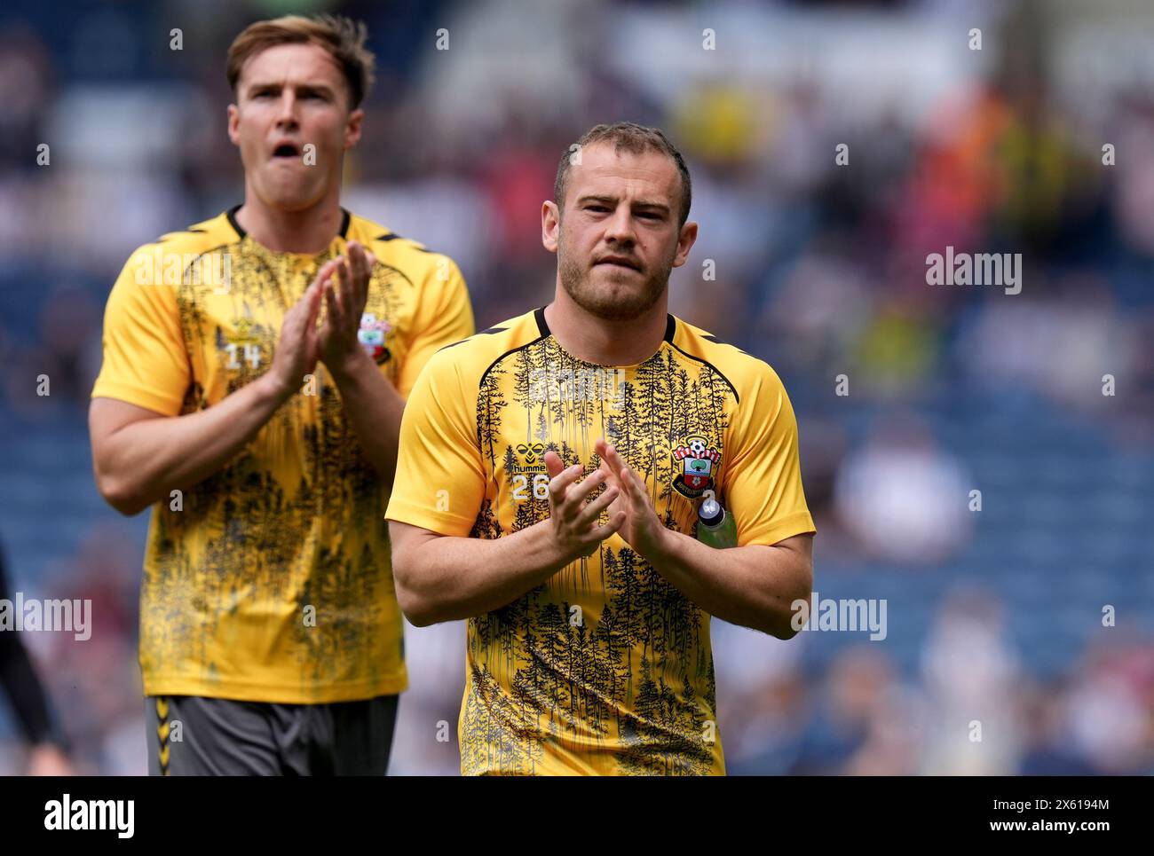 James Bree (links) und Ryan Fraser aus Southampton während des Aufwärmens vor dem Play-off der Sky Bet Championship, Halbfinale, Erstleg-Spiel bei den Hawthorns, West Bromwich. Bilddatum: Sonntag, 12. Mai 2024. Stockfoto