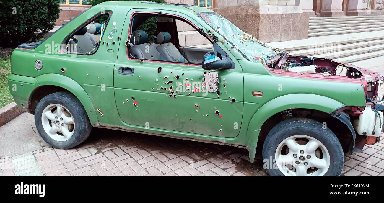 Kiew, Ukraine 15. März 2024: Ein Auto mit Spuren von Kugeln und Schrapnell im Zentrum von Kiew zur Inspektion durch Bürger Stockfoto