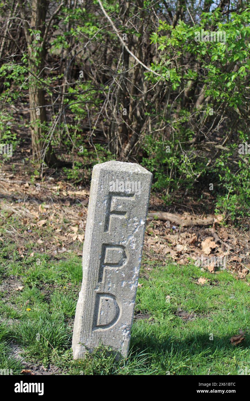 Forest Preserve District of Cook County Concrete Grenzmarkierung bei Wayside Woods in Morton Grove, Illinois Stockfoto