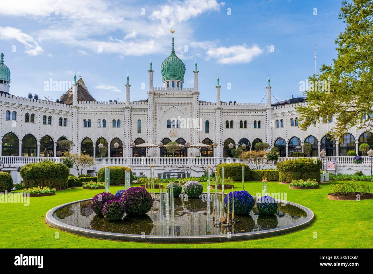 KOPENHAGEN, DÄNEMARK - 15. APRIL 2024: Maurischer Palast in den Tivoli-Gärten. Tivoli ist der zweitälteste Vergnügungspark und Vergnügungspark der Welt. Das ist nicht der Fall Stockfoto