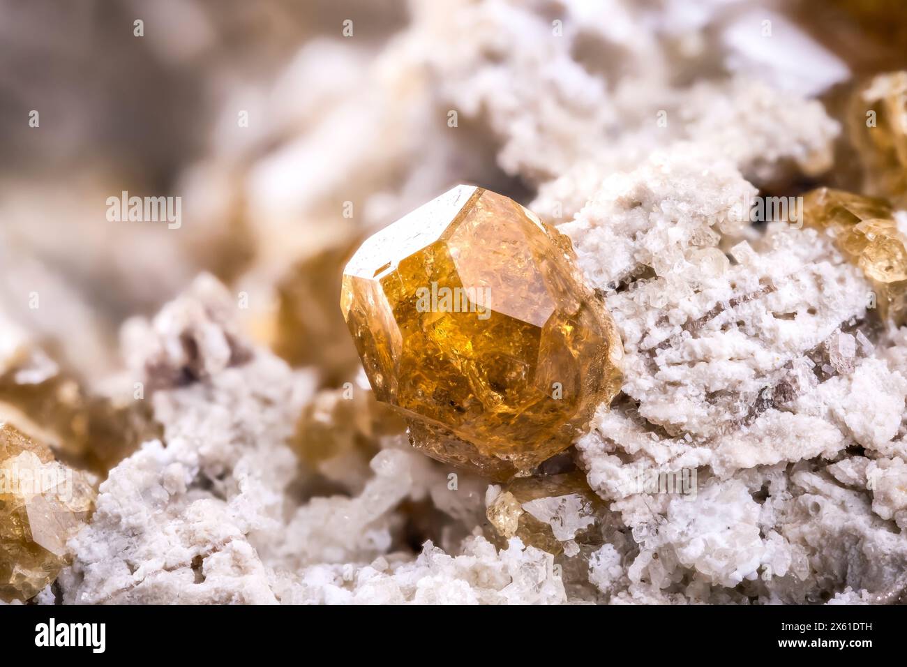 Vesuvianitkristall aus Mexiko. Makrofotografie Detail Textur Hintergrund. Nahaufnahme roher, unpolierter Halbedelstein Stockfoto