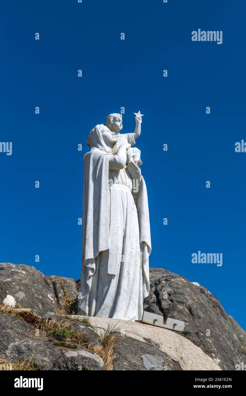 Madonna und Kind, auch bekannt als unsere Lieben Frau vom Meer, eine Statue unterhalb des Gipfels des Himmels auf der Insel Barra der Äußeren Hebriden. Stockfoto