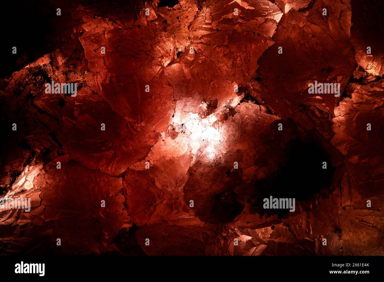 Hintergrundbeleuchtete Olmiite Makrofotografie Detail Textur Hintergrund. Nahaufnahme roher, unpolierter Halbedelstein N'Chwaning 2 Mine, Kalahari Stockfoto
