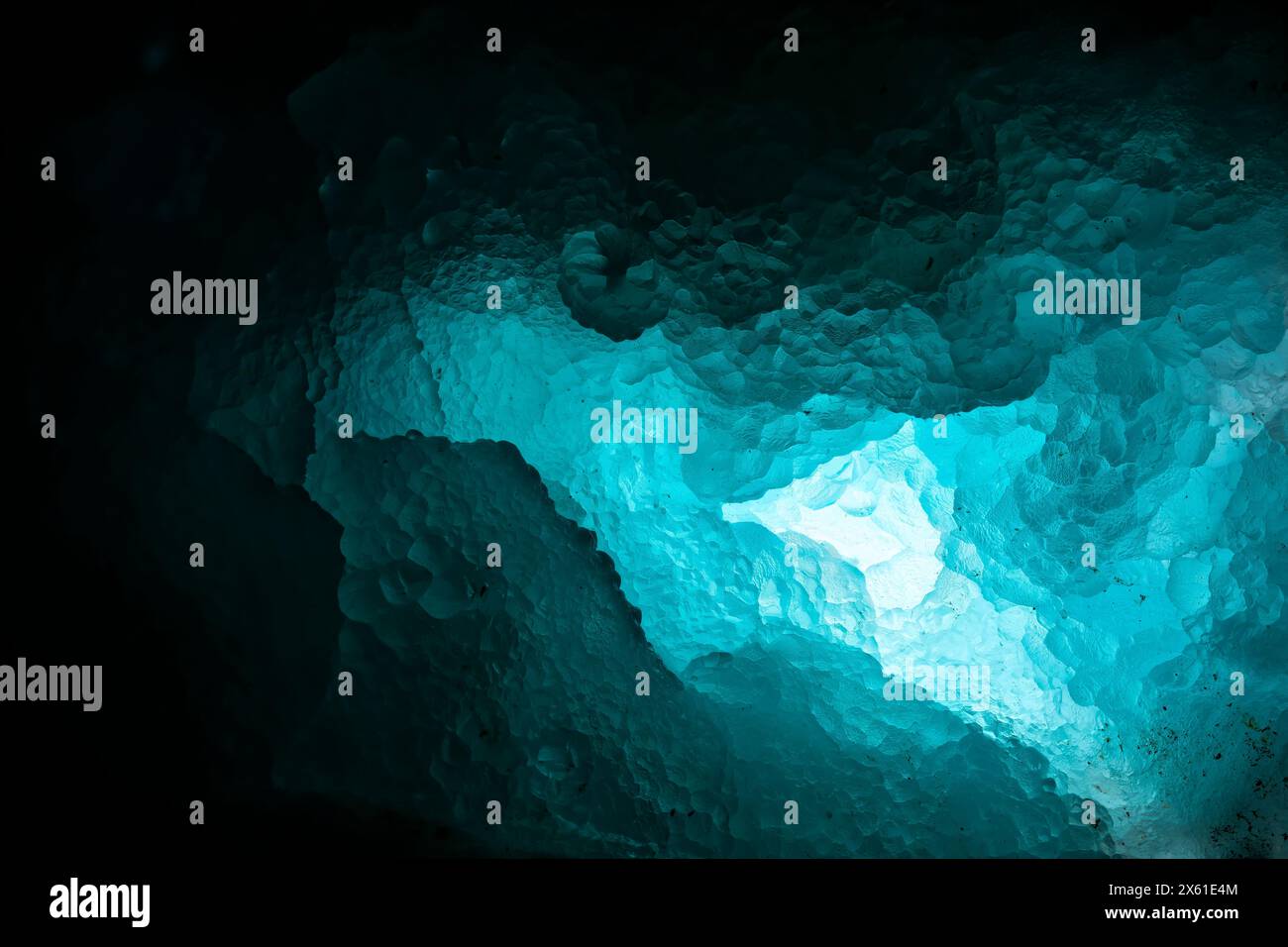 Blauer Smithsonit mit Hintergrundbeleuchtung aus dem kongo. Makrofotografie Detail Textur Hintergrund. Nahaufnahme roher, unpolierter Halbedelstein Stockfoto