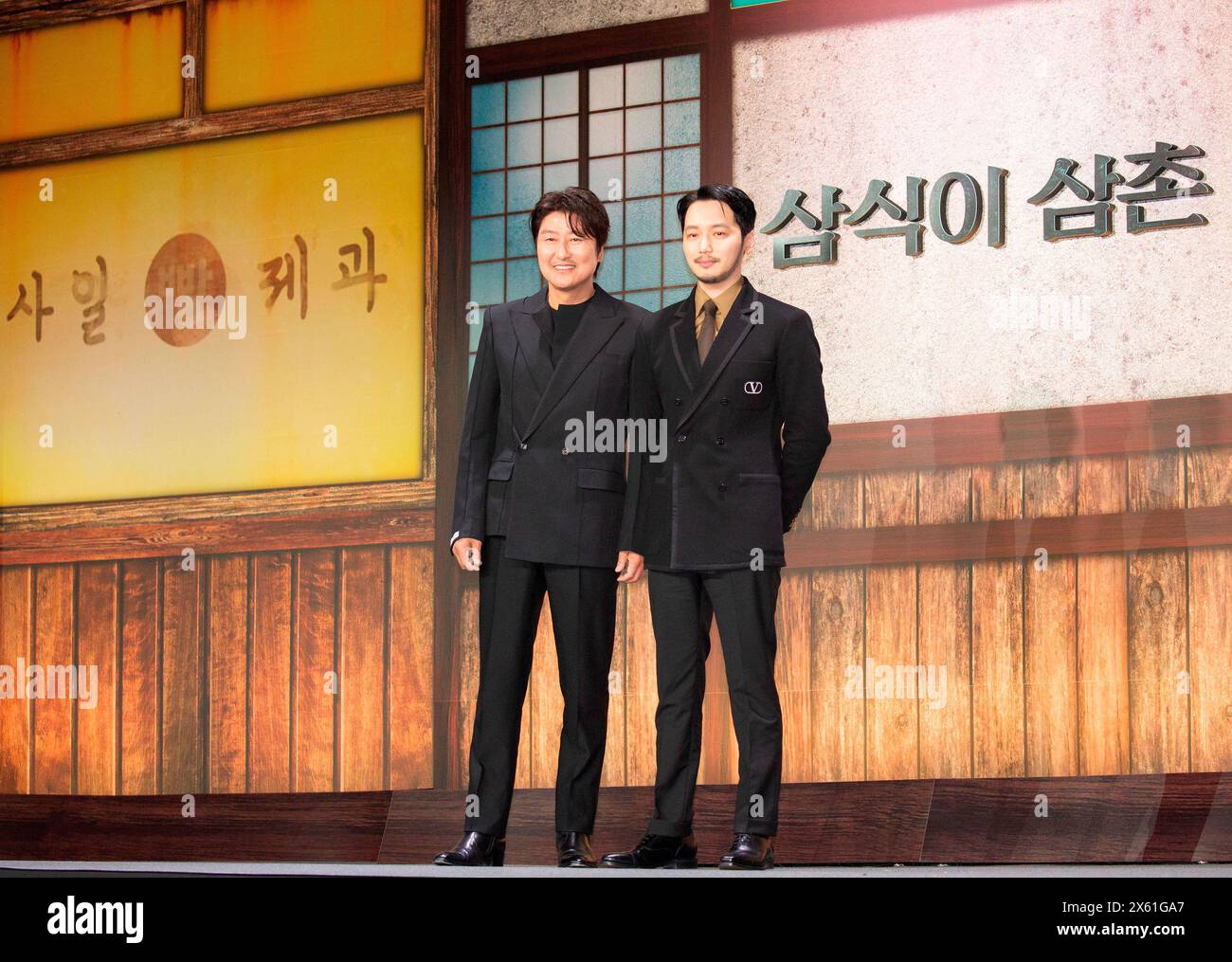 Song Kang-Ho and Byun Yo-Han, 8. Mai 2024: Die Schauspieler Song Kang-Ho (L) und Byun Yo-Han posieren während einer Pressekonferenz der Disney-Originalserie „Onkel Samsik“ in Seoul, Südkorea. Das kommende Drama erzählt die Geschichte des Nachkriegs-Korea in den 1960er Jahren, wo der ultimative Traum darin besteht, Korea zu einem Industrieland zu machen, in dem die Menschen täglich drei richtige Mahlzeiten einnehmen können. Die Serie wird mit ihren ersten fünf Folgen am 15. Mai Premiere haben. Quelle: Lee Jae-won/AFLO/Alamy Live News Stockfoto