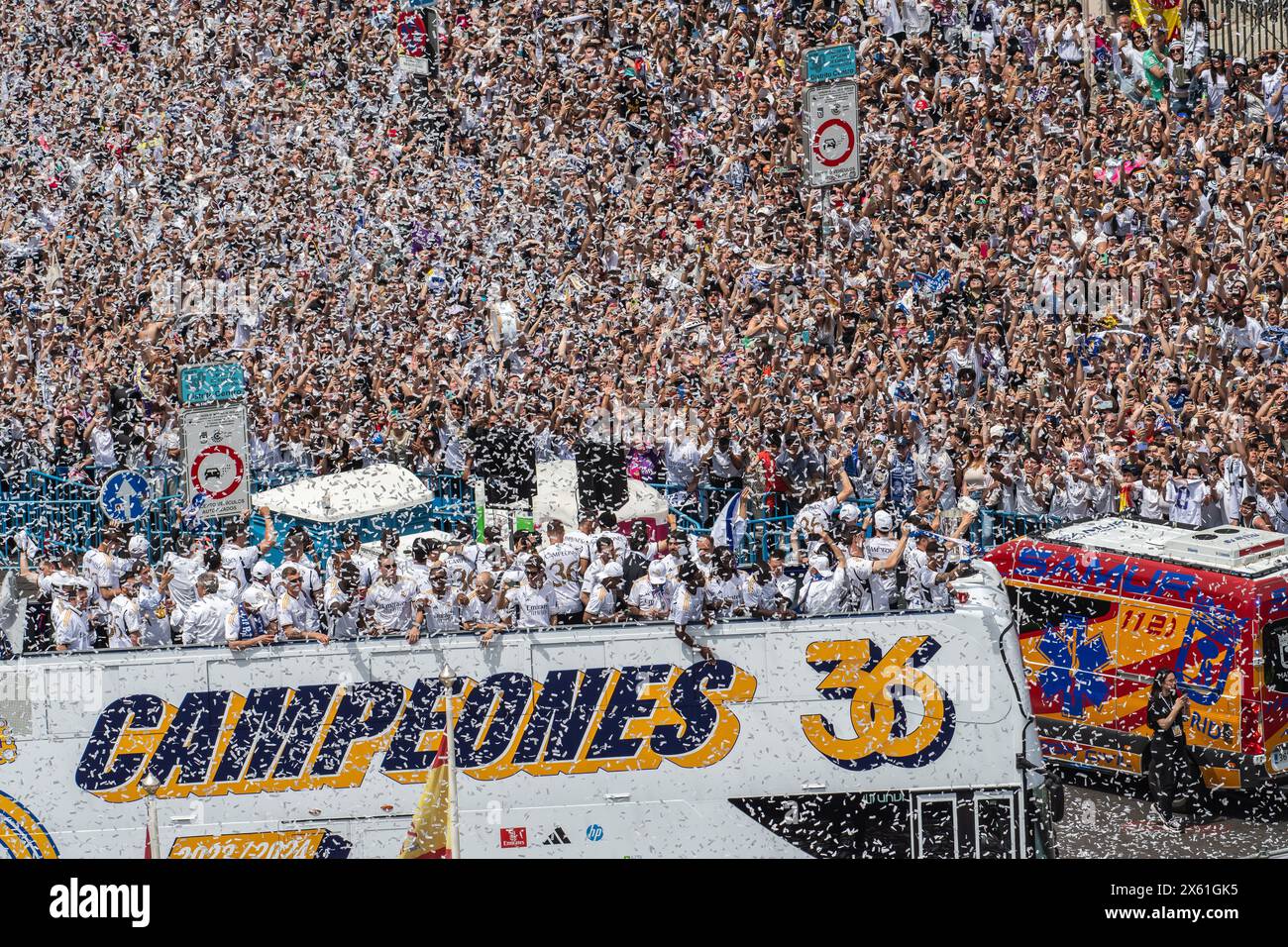 Madrid, Spanien. Mai 2024. Real Madrid Spieler feiern auf dem Cibeles Platz den Meistertitel 36 der La Liga Saison 2023–2024. Quelle: Marcos del Mazo/Alamy Live News Stockfoto