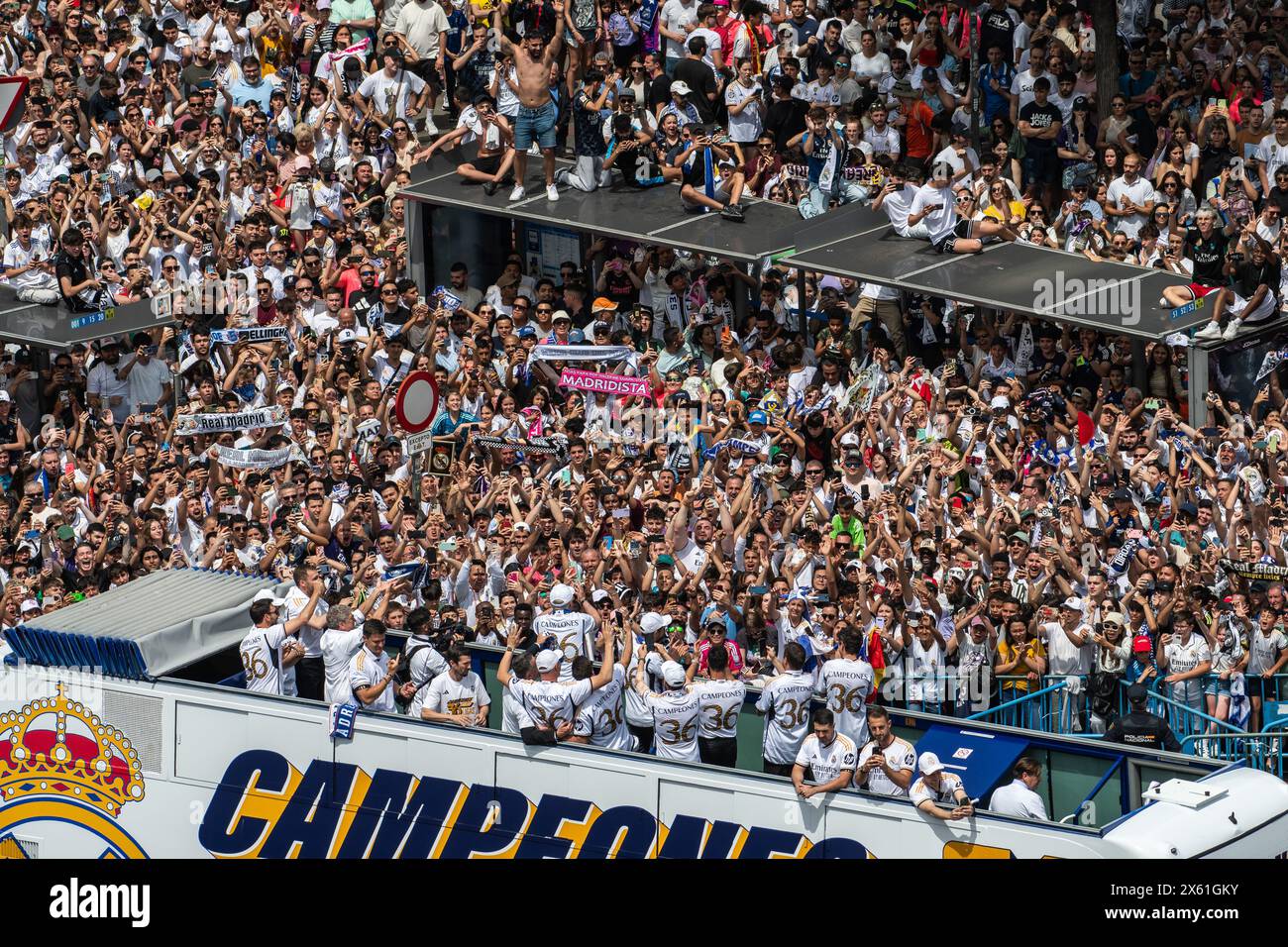 Madrid, Spanien. Mai 2024. Real Madrid Spieler feiern auf dem Cibeles Platz den Meistertitel 36 der La Liga Saison 2023–2024. Quelle: Marcos del Mazo/Alamy Live News Stockfoto