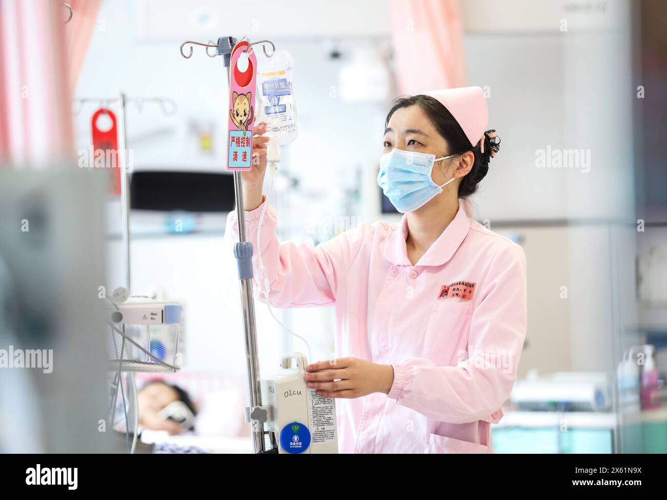 Peking, Chinas Provinz Jiangsu. Mai 2024. Eine Krankenschwester arbeitet am 12. Mai 2024 in einem Krankenhaus für Mütter und Kinder in der Stadt Huai'an in der ostchinesischen Provinz Jiangsu. Sonntag war der 113. Internationale Tag der Krankenschwestern. Quelle: Zhao Qirui/Xinhua/Alamy Live News Stockfoto