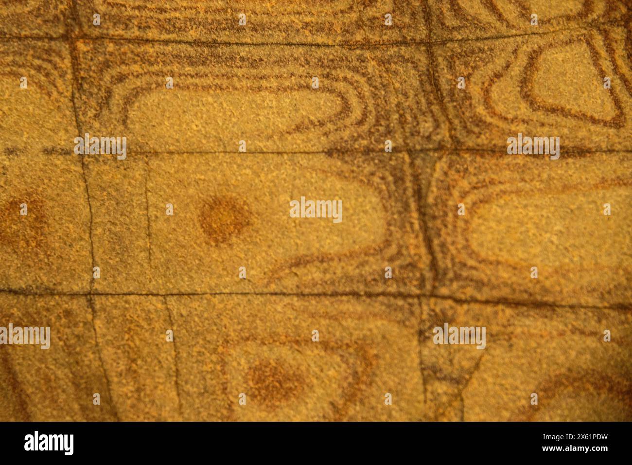 Orangefarbene, braune und cremefarbene Leisgang Ringe aus Sandstein, geeignet als Hintergrundbild. Stockfoto