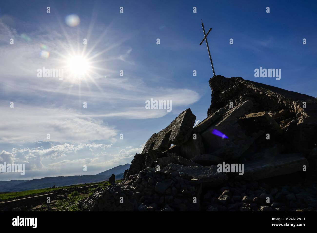 Pantabangan, Philippinen. 12. Mai 2024, Pantabangan, Pantabangan, Philippinen: Überreste der alten versunkenen Stadt Pantabangan sind an einem Stausee wieder aufgetaucht, als Folge einer schweren Dürre aufgrund der steigenden Temperaturen auf den Philippinen. Das sechste Wiederauftauchen dieser 300 Jahre alten Siedlung, die eine Kirche und mehrere Grabsteine umfasst, hat Touristen zu Besuch gezogen, nachdem der Wasserstand am Damm durch extreme Hitze abgenommen hat. verschärft durch die El-NiÃ±-o-Klimamuster, die zu einer Zunahme des Wetters in Asien und Südostasien beitragen. Quelle: ZUMA Press, Inc./Alamy Stockfoto