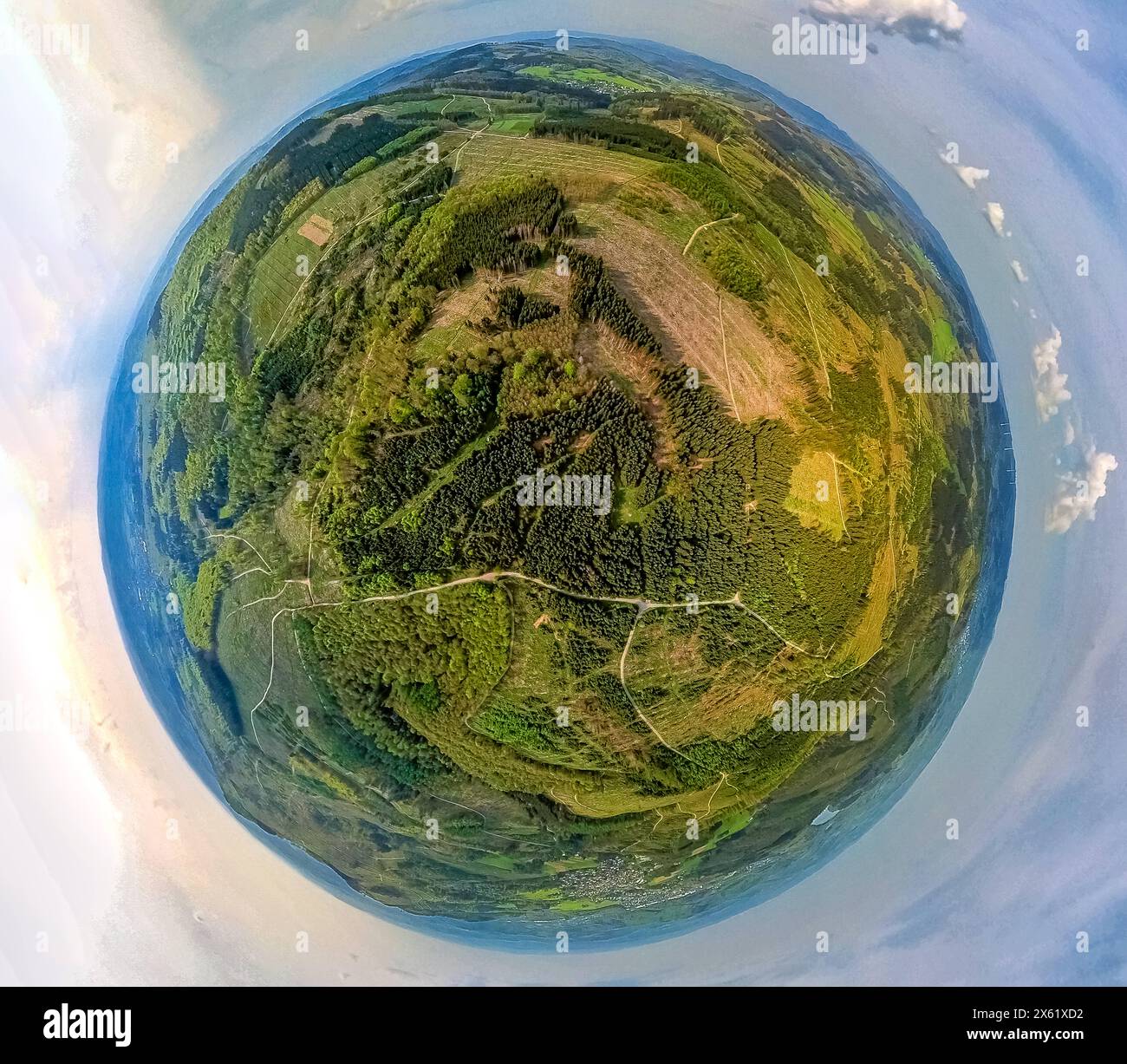 AUFZEICHNUNGSDATUM NICHT ANGEGEBEN Luftbild, Waldgebiet mit Waldschäden, Grubenfeld Grubengelände Littfeld, Erdkugel, Fisheye Aufnahme, Fischaugen Aufnahme, 360 Grad Aufnahme, Tiny World, Little Planet, Fisheye Bild, Littfeld, Kreuztal, Nordrhein-Westfalen, Deutschland ACHTUNGxMINDESTHONORARx60xEURO *** Luftaufnahme, Waldfläche mit Waldschaden, Grubenfeld Grubenfeld Littfeld, Erdkugel, Fischaugenbild, 360°-Bild, winzige Welt, kleiner Planet, Fischaugenbild, Littfeld, Kreuztal, Nordrhein-Westfalen, Deutschland ACHTUNGxMINDESTHONORARx60xEURO Stockfoto