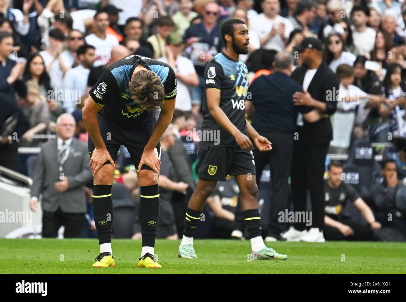 London, Großbritannien. Mai 2024. Sander Berge of Burnley sackte beim letzten Pfiff ab, als Burnley absteigt. Premier League-Spiel Tottenham Hotspur gegen Burnley im Tottenham Hotspur Stadium in London am Samstag, den 11. Mai 2024. Dieses Bild darf nur für redaktionelle Zwecke verwendet werden. Foto nur für redaktionelle Verwendung von Sandra Mailer/Andrew Orchard Sportfotografie/Alamy Live News Credit: Andrew Orchard Sportfotografie/Alamy Live News Stockfoto