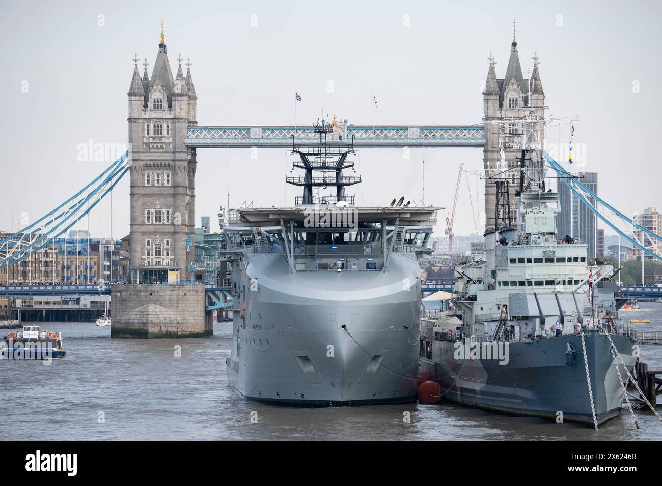 London, Großbritannien. 12. Mai 2024. RFA Proteus ist neben der HMS Belfast in der Nähe der Tower Bridge vor Anker zu sehen. Das Schiff wurde von der Royal Fleet Auxiliary (RFA) betrieben und in der griechischen Mythologie nach dem Gott der Flüsse und des Wassers benannt. Es war früher ein kommerzielles Hilfsschiff für Ölplattformen, bis es im November 2022 vom Verteidigungsministerium gekauft wurde. Es ist das erste Multi-Role Ocean Surveillance (MROS) Schiff der Navy, das als Startplatz für ferngesteuerte Fahrzeuge und als Teststand für eine Reihe neuer Fähigkeiten genutzt wird. Quelle: Stephen Chung / Alamy Live News Stockfoto London, Großbritannien. 12. Mai 2024. RFA Proteus ist neben der HMS Belfast in der Nähe der Tower Bridge vor Anker zu sehen. Das Schiff wurde von der Royal Fleet Auxiliary (RFA) betrieben und in der griechischen Mythologie nach dem Gott der Flüsse und des Wassers benannt. Es war früher ein kommerzielles Hilfsschiff für Ölplattformen, bis es im November 2022 vom Verteidigungsministerium gekauft wurde. Es ist das erste Multi-Role Ocean Surveillance (MROS) Schiff der Navy, das als Startplatz für ferngesteuerte Fahrzeuge und als Teststand für eine Reihe neuer Fähigkeiten genutzt wird. Quelle: Stephen Chung / Alamy Live News Stockfoto