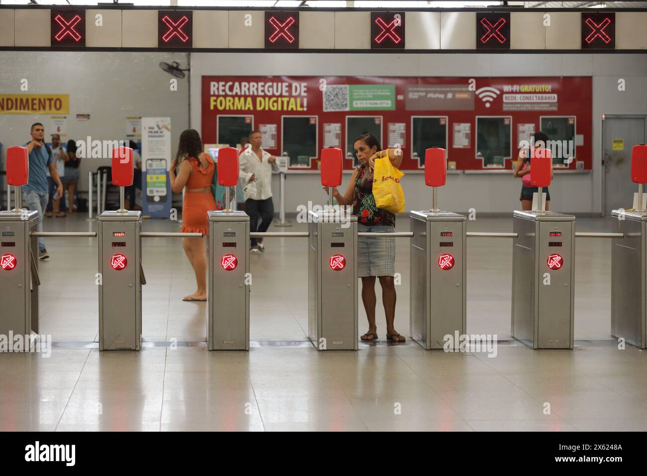 salvador, bahia, brasilien 10. Mai 2024: Passagiere mit dem U-Bahn-System Salvador benutzen eine Karte, um den Bahnhof zu betreten. Stockfoto