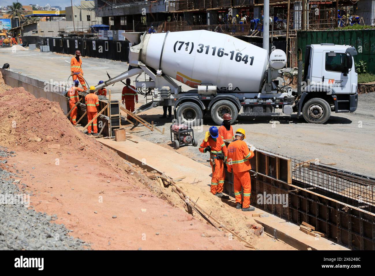 Bauarbeiter salvador, bahia, brasilien - 22. april 2024: Bauarbeiter werden in der Nähe eines Betonmischers in Salvador gesehen. SALVADOR BAHIA BRASILIEN Copyright: XJoaxSouzax 220424JOA015 Stockfoto