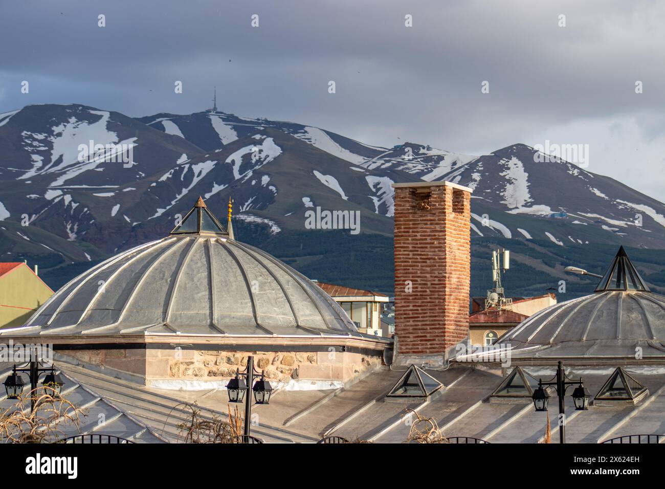 Erzurum Hanim Hamami oder Damenbad mit Blick auf den Palandoken Berg Stockfoto