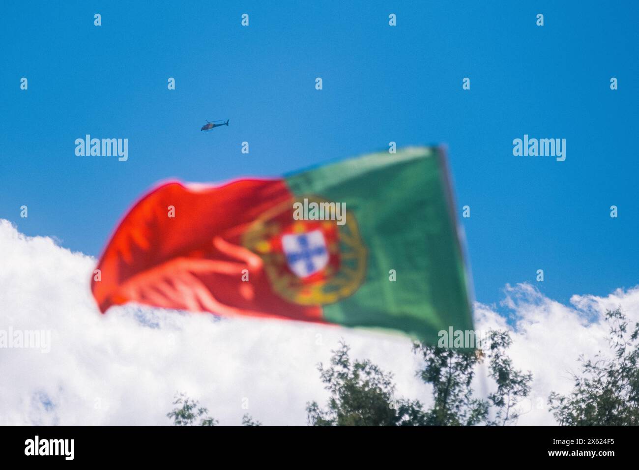 WRC WRC2 Rally Portugal - SS6 Lousã - Flagge von Portugal mit Rundfunkhubschrauber im Hintergrund Stockfoto