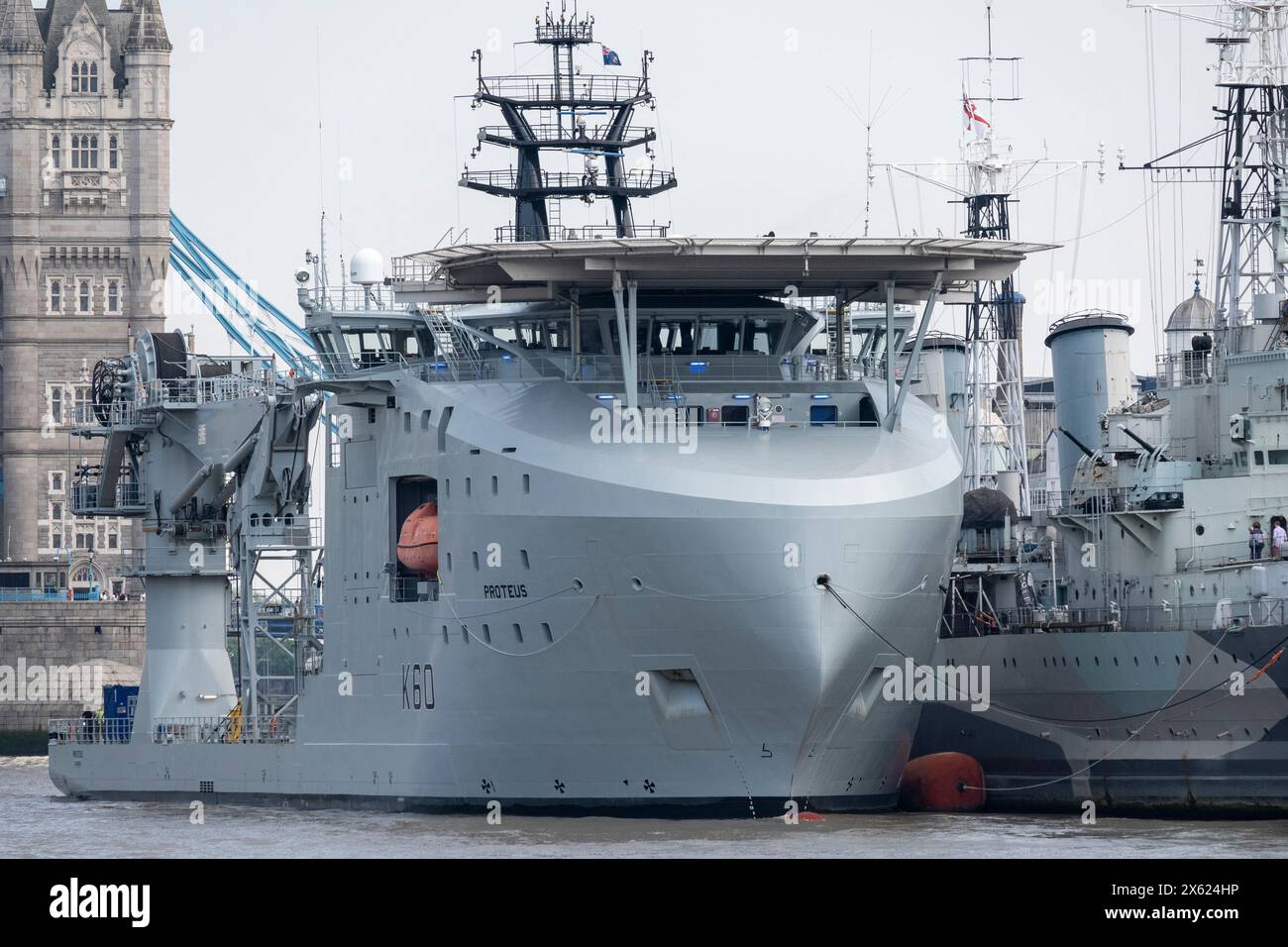 London, Großbritannien. 12. Mai 2024. RFA Proteus ist neben der HMS Belfast in der Nähe der Tower Bridge vor Anker zu sehen. Das Schiff wurde von der Royal Fleet Auxiliary (RFA) betrieben und in der griechischen Mythologie nach dem Gott der Flüsse und des Wassers benannt. Es war früher ein kommerzielles Hilfsschiff für Ölplattformen, bis es im November 2022 vom Verteidigungsministerium gekauft wurde. Es ist das erste Multi-Role Ocean Surveillance (MROS) Schiff der Navy, das als Startplatz für ferngesteuerte Fahrzeuge und als Teststand für eine Reihe neuer Fähigkeiten genutzt wird. Quelle: Stephen Chung / Alamy Live News Stockfoto London, Großbritannien. 12. Mai 2024. RFA Proteus ist neben der HMS Belfast in der Nähe der Tower Bridge vor Anker zu sehen. Das Schiff wurde von der Royal Fleet Auxiliary (RFA) betrieben und in der griechischen Mythologie nach dem Gott der Flüsse und des Wassers benannt. Es war früher ein kommerzielles Hilfsschiff für Ölplattformen, bis es im November 2022 vom Verteidigungsministerium gekauft wurde. Es ist das erste Multi-Role Ocean Surveillance (MROS) Schiff der Navy, das als Startplatz für ferngesteuerte Fahrzeuge und als Teststand für eine Reihe neuer Fähigkeiten genutzt wird. Quelle: Stephen Chung / Alamy Live News Stockfoto