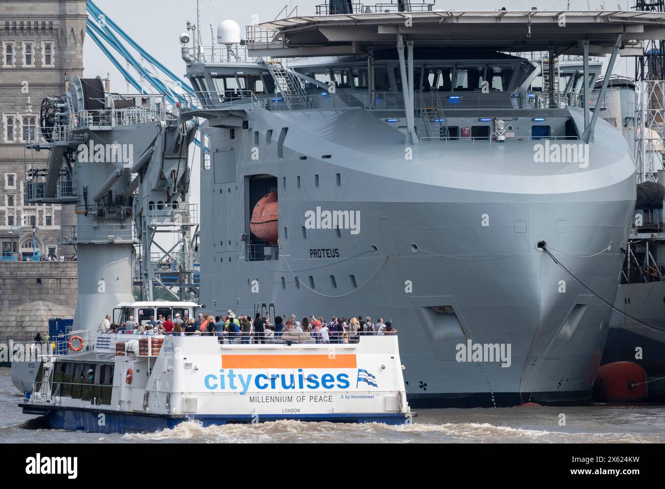 London, Großbritannien. 12. Mai 2024. RFA Proteus ist neben der HMS Belfast in der Nähe der Tower Bridge vor Anker zu sehen. Das Schiff wurde von der Royal Fleet Auxiliary (RFA) betrieben und in der griechischen Mythologie nach dem Gott der Flüsse und des Wassers benannt. Es war früher ein kommerzielles Hilfsschiff für Ölplattformen, bis es im November 2022 vom Verteidigungsministerium gekauft wurde. Es ist das erste Multi-Role Ocean Surveillance (MROS) Schiff der Navy, das als Startplatz für ferngesteuerte Fahrzeuge und als Teststand für eine Reihe neuer Fähigkeiten genutzt wird. Quelle: Stephen Chung / Alamy Live News Stockfoto London, Großbritannien. 12. Mai 2024. RFA Proteus ist neben der HMS Belfast in der Nähe der Tower Bridge vor Anker zu sehen. Das Schiff wurde von der Royal Fleet Auxiliary (RFA) betrieben und in der griechischen Mythologie nach dem Gott der Flüsse und des Wassers benannt. Es war früher ein kommerzielles Hilfsschiff für Ölplattformen, bis es im November 2022 vom Verteidigungsministerium gekauft wurde. Es ist das erste Multi-Role Ocean Surveillance (MROS) Schiff der Navy, das als Startplatz für ferngesteuerte Fahrzeuge und als Teststand für eine Reihe neuer Fähigkeiten genutzt wird. Quelle: Stephen Chung / Alamy Live News Stockfoto