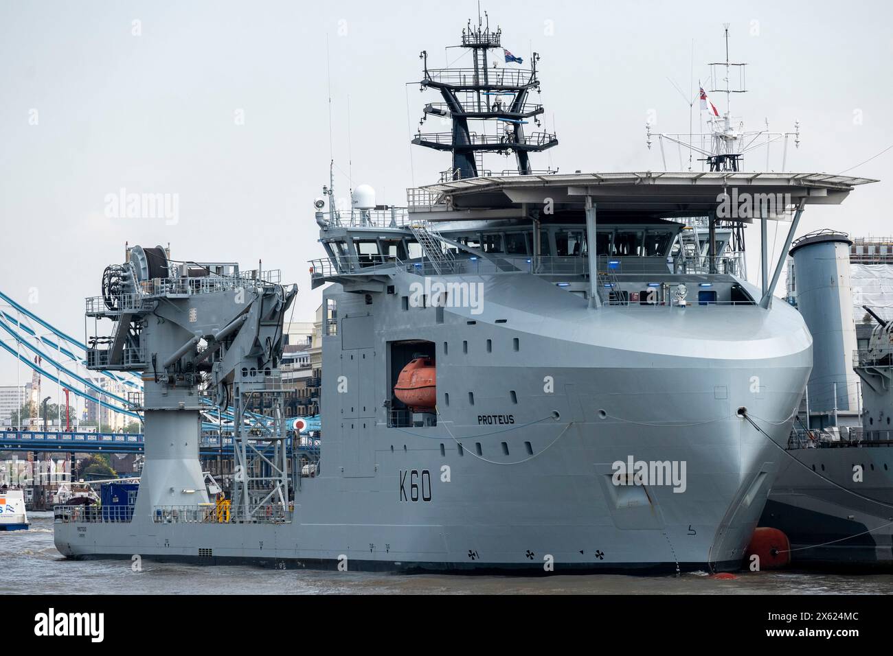 London, Großbritannien. 12. Mai 2024. RFA Proteus ist neben der HMS Belfast in der Nähe der Tower Bridge vor Anker zu sehen. Das Schiff wurde von der Royal Fleet Auxiliary (RFA) betrieben und in der griechischen Mythologie nach dem Gott der Flüsse und des Wassers benannt. Es war früher ein kommerzielles Hilfsschiff für Ölplattformen, bis es im November 2022 vom Verteidigungsministerium gekauft wurde. Es ist das erste Multi-Role Ocean Surveillance (MROS) Schiff der Navy, das als Startplatz für ferngesteuerte Fahrzeuge und als Teststand für eine Reihe neuer Fähigkeiten genutzt wird. Quelle: Stephen Chung / Alamy Live News Stockfoto London, Großbritannien. 12. Mai 2024. RFA Proteus ist neben der HMS Belfast in der Nähe der Tower Bridge vor Anker zu sehen. Das Schiff wurde von der Royal Fleet Auxiliary (RFA) betrieben und in der griechischen Mythologie nach dem Gott der Flüsse und des Wassers benannt. Es war früher ein kommerzielles Hilfsschiff für Ölplattformen, bis es im November 2022 vom Verteidigungsministerium gekauft wurde. Es ist das erste Multi-Role Ocean Surveillance (MROS) Schiff der Navy, das als Startplatz für ferngesteuerte Fahrzeuge und als Teststand für eine Reihe neuer Fähigkeiten genutzt wird. Quelle: Stephen Chung / Alamy Live News Stockfoto