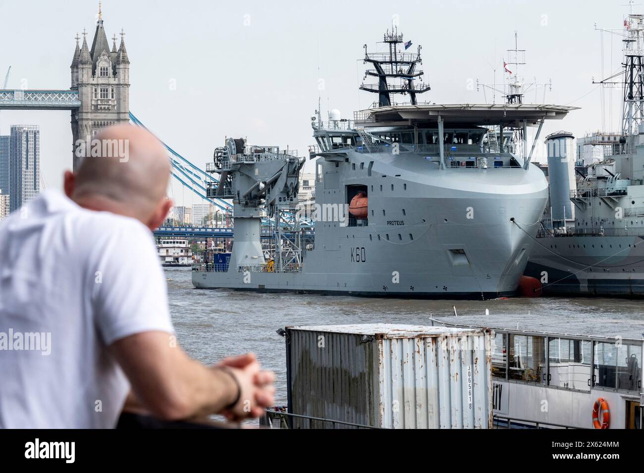London, Großbritannien. 12. Mai 2024. RFA Proteus ist neben der HMS Belfast in der Nähe der Tower Bridge vor Anker zu sehen. Das Schiff wurde von der Royal Fleet Auxiliary (RFA) betrieben und in der griechischen Mythologie nach dem Gott der Flüsse und des Wassers benannt. Es war früher ein kommerzielles Hilfsschiff für Ölplattformen, bis es im November 2022 vom Verteidigungsministerium gekauft wurde. Es ist das erste Multi-Role Ocean Surveillance (MROS) Schiff der Navy, das als Startplatz für ferngesteuerte Fahrzeuge und als Teststand für eine Reihe neuer Fähigkeiten genutzt wird. Quelle: Stephen Chung / Alamy Live News Stockfoto London, Großbritannien. 12. Mai 2024. RFA Proteus ist neben der HMS Belfast in der Nähe der Tower Bridge vor Anker zu sehen. Das Schiff wurde von der Royal Fleet Auxiliary (RFA) betrieben und in der griechischen Mythologie nach dem Gott der Flüsse und des Wassers benannt. Es war früher ein kommerzielles Hilfsschiff für Ölplattformen, bis es im November 2022 vom Verteidigungsministerium gekauft wurde. Es ist das erste Multi-Role Ocean Surveillance (MROS) Schiff der Navy, das als Startplatz für ferngesteuerte Fahrzeuge und als Teststand für eine Reihe neuer Fähigkeiten genutzt wird. Quelle: Stephen Chung / Alamy Live News Stockfoto