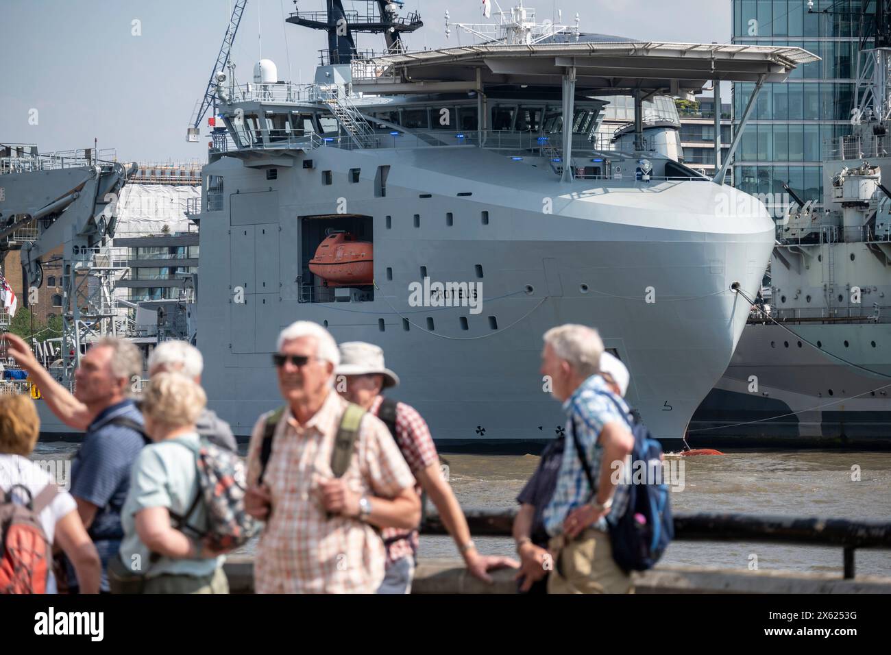 London, Großbritannien. 12. Mai 2024. RFA Proteus ist neben der HMS Belfast in der Nähe der Tower Bridge vor Anker zu sehen. Das Schiff wurde von der Royal Fleet Auxiliary (RFA) betrieben und in der griechischen Mythologie nach dem Gott der Flüsse und des Wassers benannt. Es war früher ein kommerzielles Hilfsschiff für Ölplattformen, bis es im November 2022 vom Verteidigungsministerium gekauft wurde. Es ist das erste Multi-Role Ocean Surveillance (MROS) Schiff der Navy, das als Startplatz für ferngesteuerte Fahrzeuge und als Teststand für eine Reihe neuer Fähigkeiten genutzt wird. Quelle: Stephen Chung / Alamy Live News Stockfoto London, Großbritannien. 12. Mai 2024. RFA Proteus ist neben der HMS Belfast in der Nähe der Tower Bridge vor Anker zu sehen. Das Schiff wurde von der Royal Fleet Auxiliary (RFA) betrieben und in der griechischen Mythologie nach dem Gott der Flüsse und des Wassers benannt. Es war früher ein kommerzielles Hilfsschiff für Ölplattformen, bis es im November 2022 vom Verteidigungsministerium gekauft wurde. Es ist das erste Multi-Role Ocean Surveillance (MROS) Schiff der Navy, das als Startplatz für ferngesteuerte Fahrzeuge und als Teststand für eine Reihe neuer Fähigkeiten genutzt wird. Quelle: Stephen Chung / Alamy Live News Stockfoto