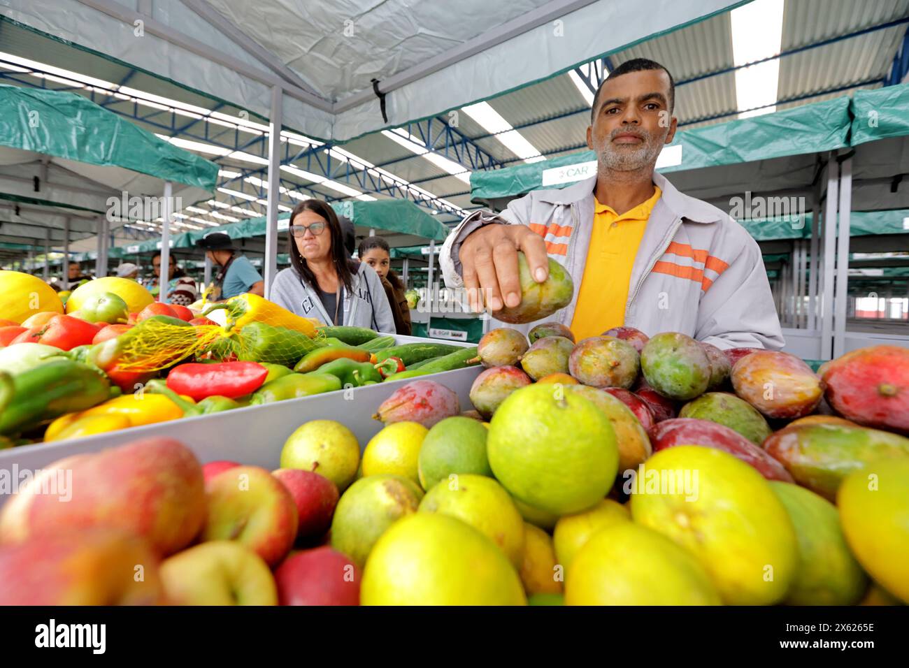 Open Market Stand Bonito, bahia, brasilien - 28. april 2024: Open-Air-Marktstand mit Lebensmitteln in der Stadt Bonito. BONITO BAHIA BRASILIEN Copyright: XJoaxSouzax 280424JOA171 Stockfoto