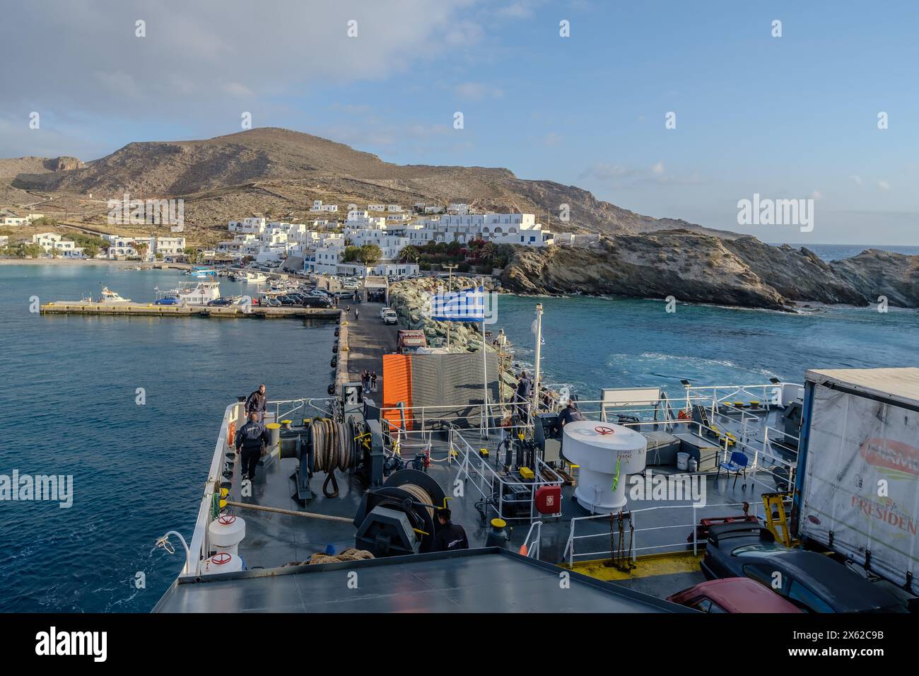 Folegandros, Griechenland - 1. Mai 2024 : Blick auf den Hafen der malerischen Insel Folegandros in Griechenland Stockfoto