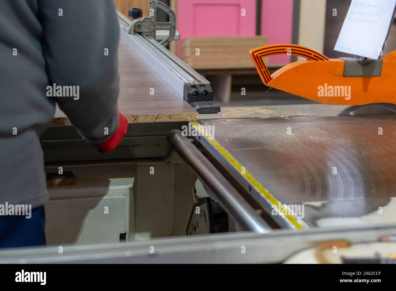 Möbelherstellung. Schneiden von Holzplatten auf Kreissägen in der Herstellung von Schrankmöbeln Stockfoto