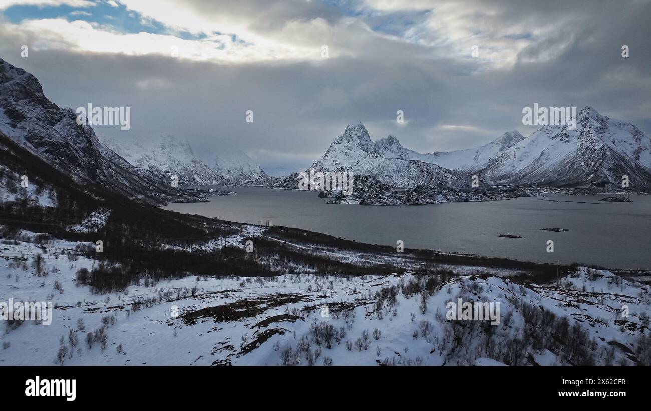 Dramatischer Blick auf die schneebedeckten Berge auf der Insel Hinnøya, Teil des Lofoten-Archipels in Nordnorwegen. Stockfoto