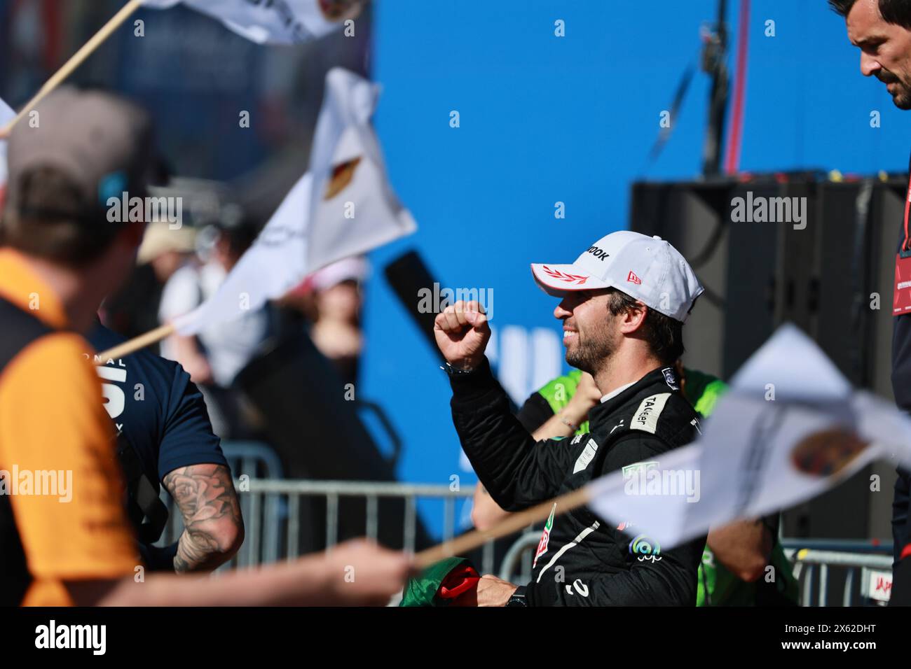 Deutschland, Berlin, 12. Mai 2024. António Félix da Costa nach der Preisverleihung. António Félix da Costa vom Tag Heuer Porsche Formel E Team gewinnt Runde 10 der ABB FIA Formel E Meisterschaft 2023/24. Nick Cassidy vom Team Jaguar TCS Racing gewinnt den zweiten Platz und Oliver Rowland vom Team Nissan Formula E Team den dritten Platz. Der Berlin E-Prix 2024 findet am 11. Und 12. Mai 2024 mit einem Doppelrennen zum zehnten Mal in Berlin statt. Die elektrische Rennserie 2023/2024 findet am ehemaligen Flughafen Tempelhof statt. Quelle: Sven Struck/Alamy Live News Stockfoto