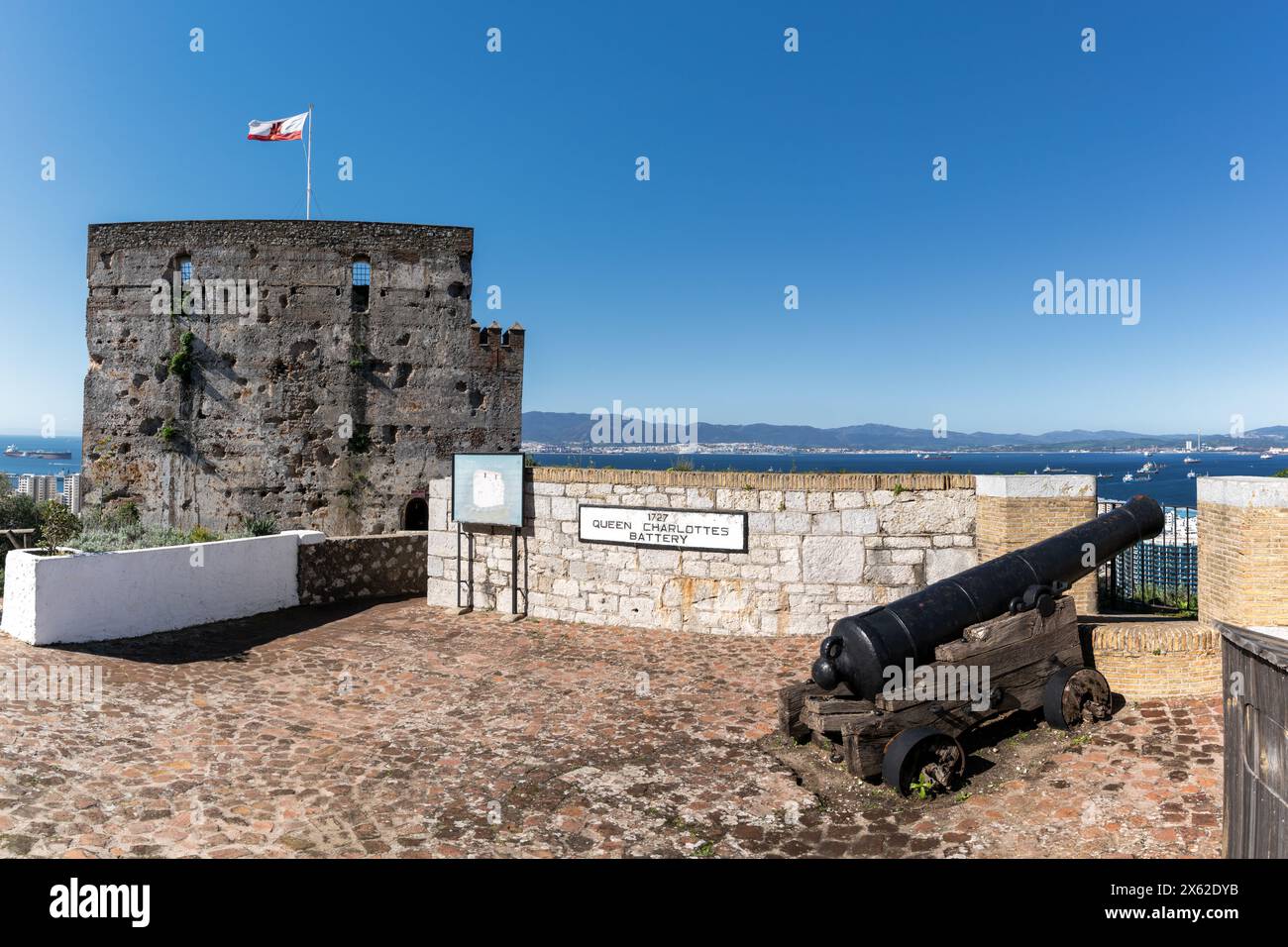 Gibraltar, Großbritannien - 27. April 2024: Blick auf Queen Charlotte's Battery und das maurische Schloss auf dem Felsen von Gibraltar Stockfoto