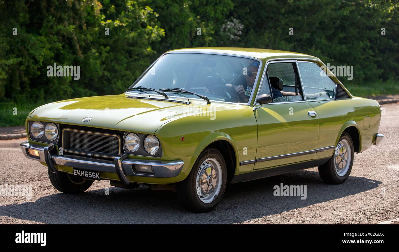 Stoke Goldington, Großbritannien - 12. Mai 2024: Oldtimer Fiat 124 1972 auf einer britischen Straße Stockfoto