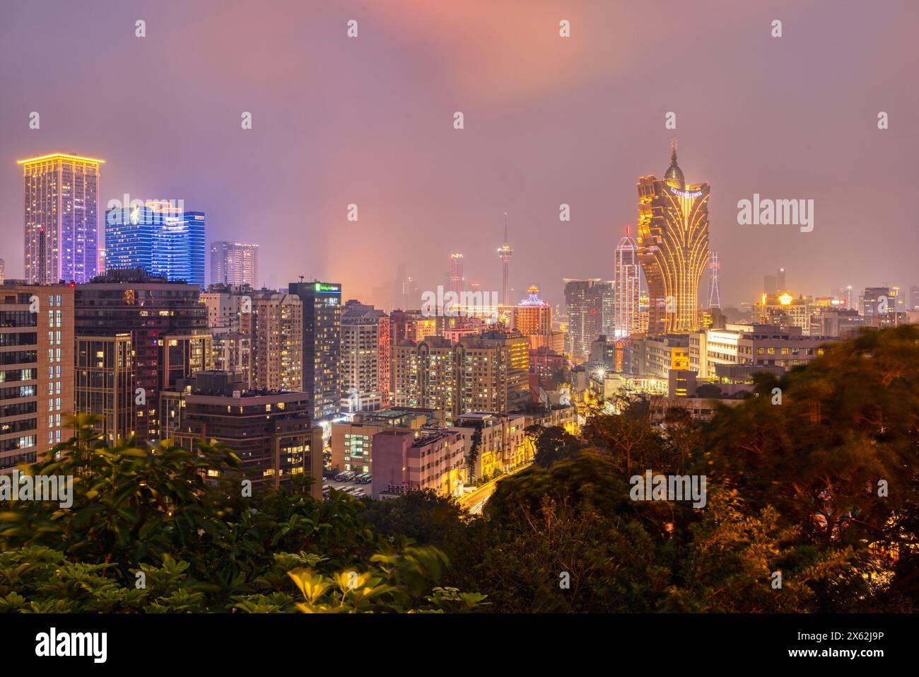 Macao, 8. April 2024: Skyline von Macao in der Innenstadt von China bei Nacht Stockfoto