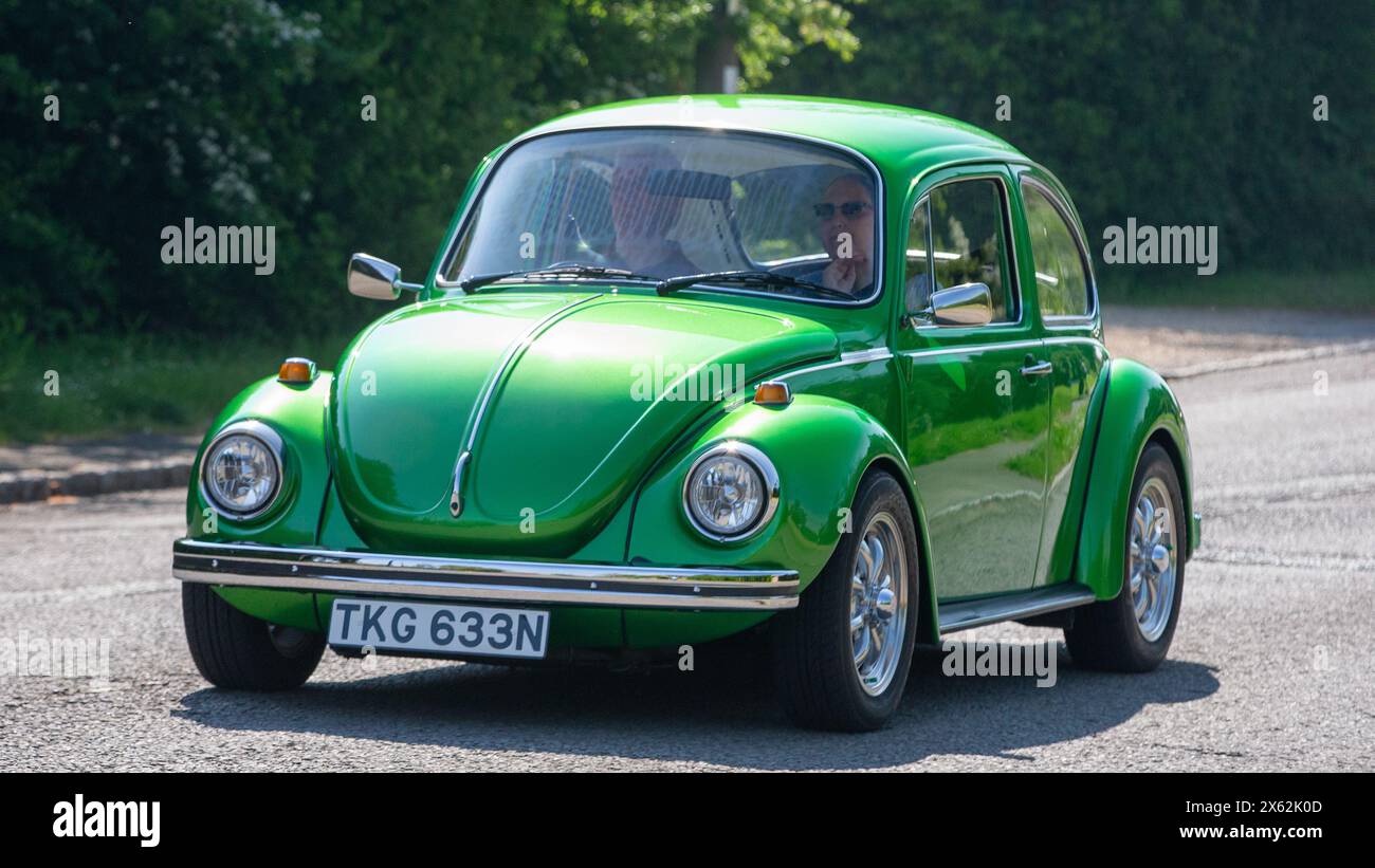 Stoke Goldington, UK - 12. Mai 2024: 1974 grüne Volkswagen Beetle Oldtimer fährt auf einer britischen Straße Stockfoto