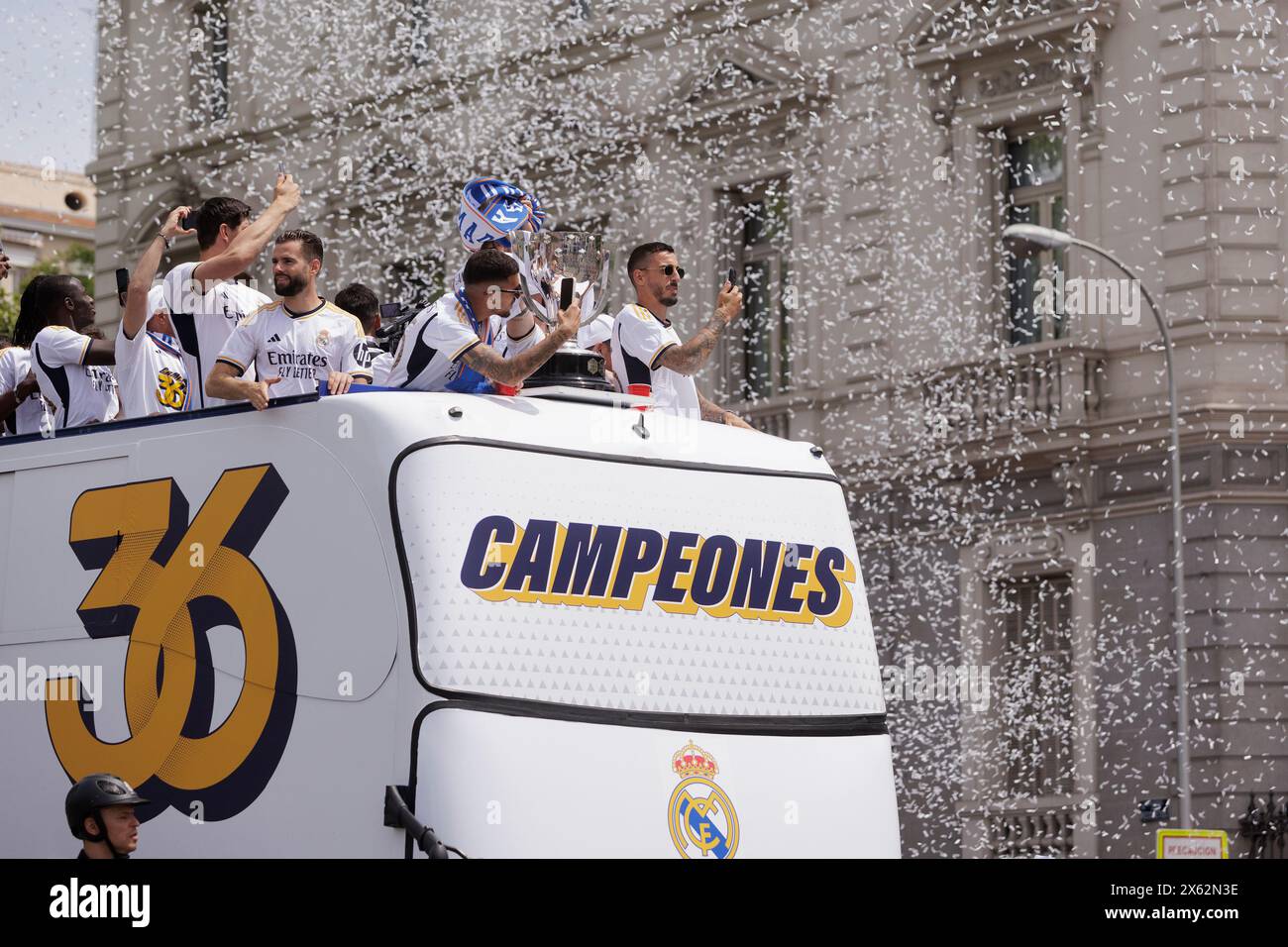 Madrid, Spanien. Mai 2024. Die Spieler von Real Madrid feiern die Meisterschaft der La Liga am Cibeles-Brunnen in Madrid. Quelle: SOPA Images Limited/Alamy Live News Stockfoto