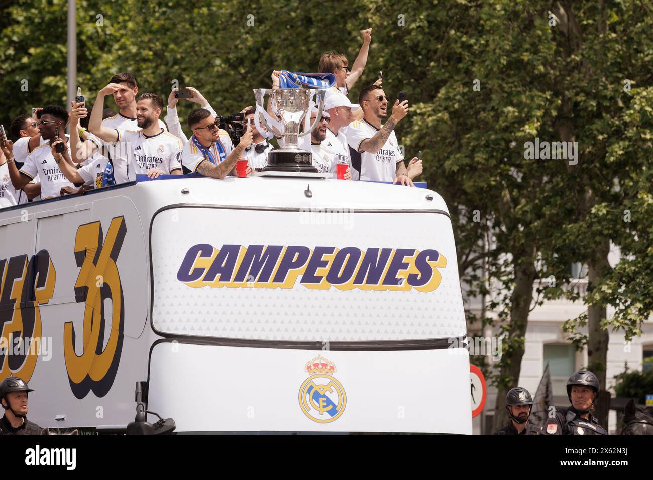 Madrid, Spanien. Mai 2024. Die Spieler von Real Madrid feiern die Meisterschaft der La Liga am Cibeles-Brunnen in Madrid. Quelle: SOPA Images Limited/Alamy Live News Stockfoto