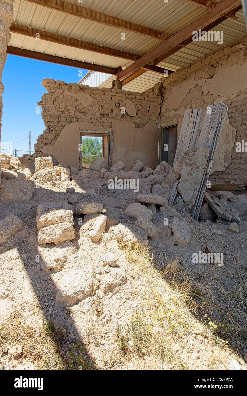 Verbleibende lehmwände unter dem Schutzdach des 1855 ältesten Hauses in Fort Stockton TX – April 2023 Stockfoto