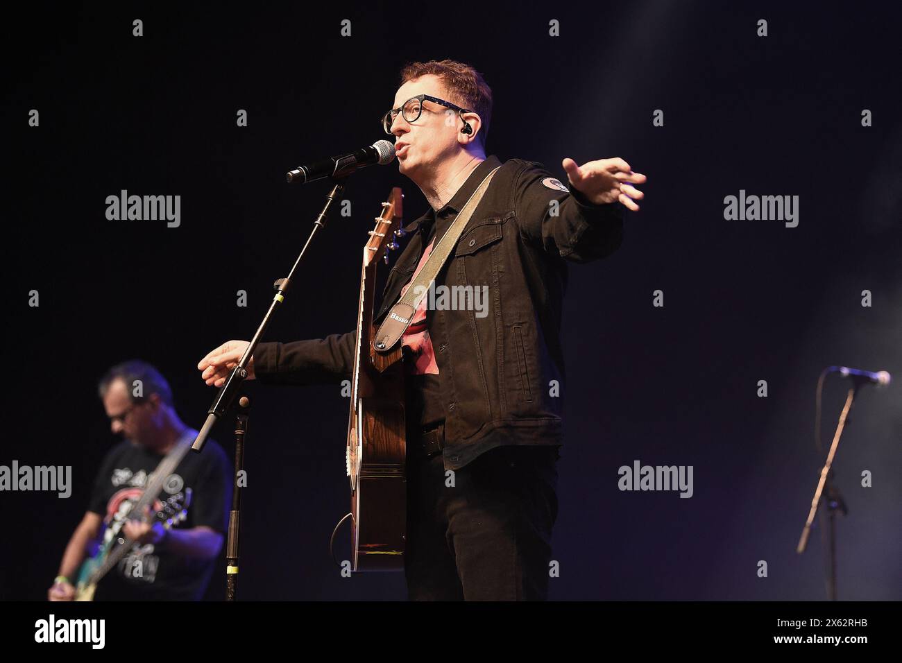 Rio de Janeiro, Brasilien, 10. Mai 2024. Sänger Thedy Corrêa von der Rockband Nenhum de Nós während eines Konzertes Qualystage in Rio de Janei Stockfoto